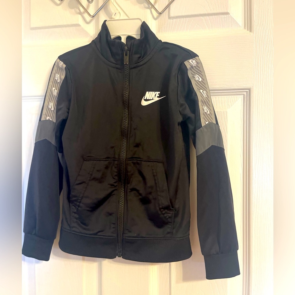 Boys Nike 2 piece track suit, size 5